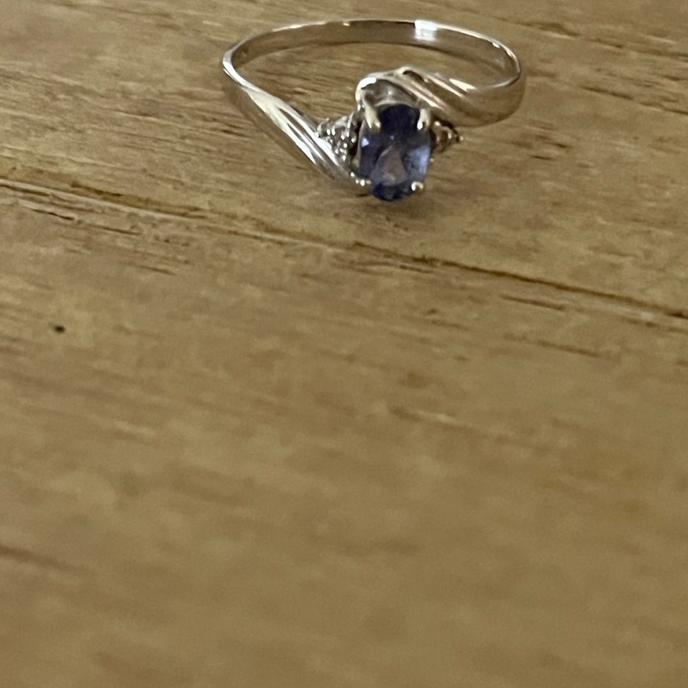 Elegant Silver Ring with Tanzanite stone - Picture 2 of 4
